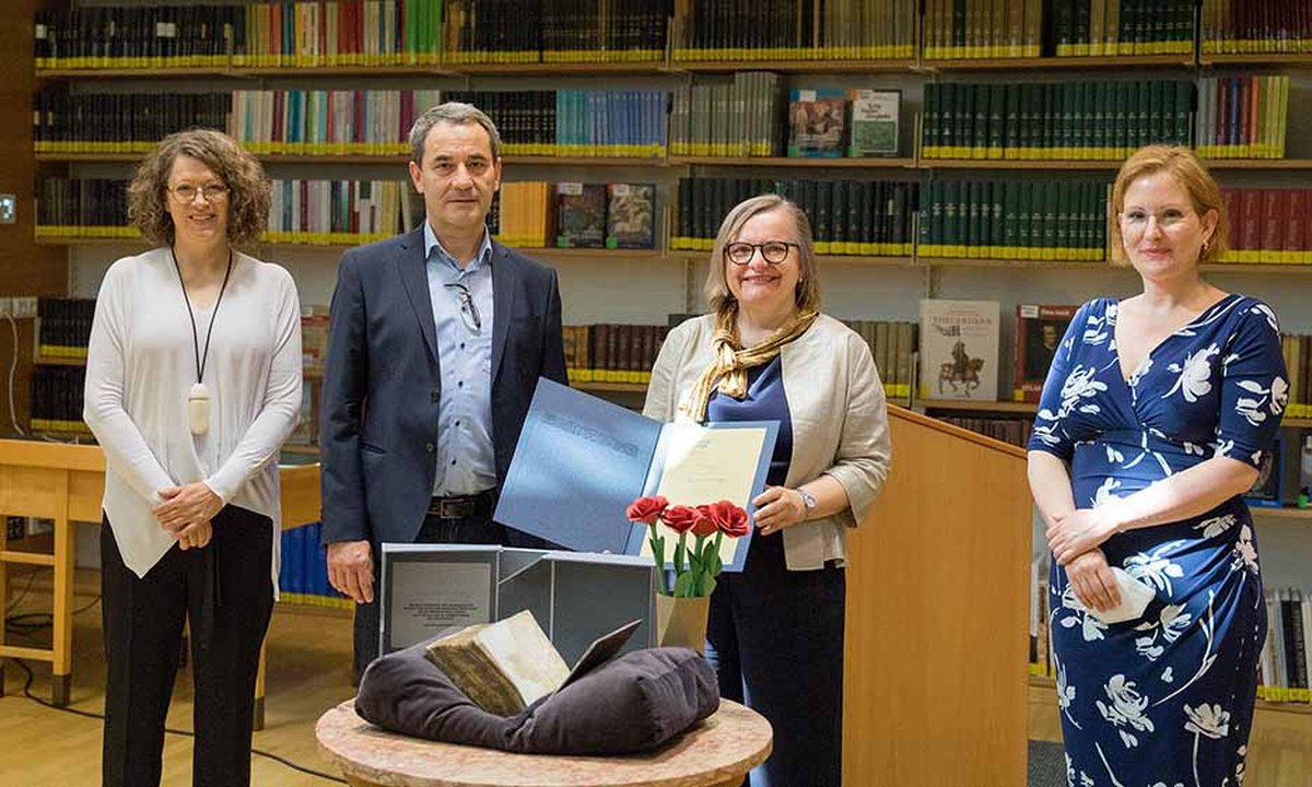 VR Tanzer übernimmt Buchpatenschaft für die Restaurierung einer