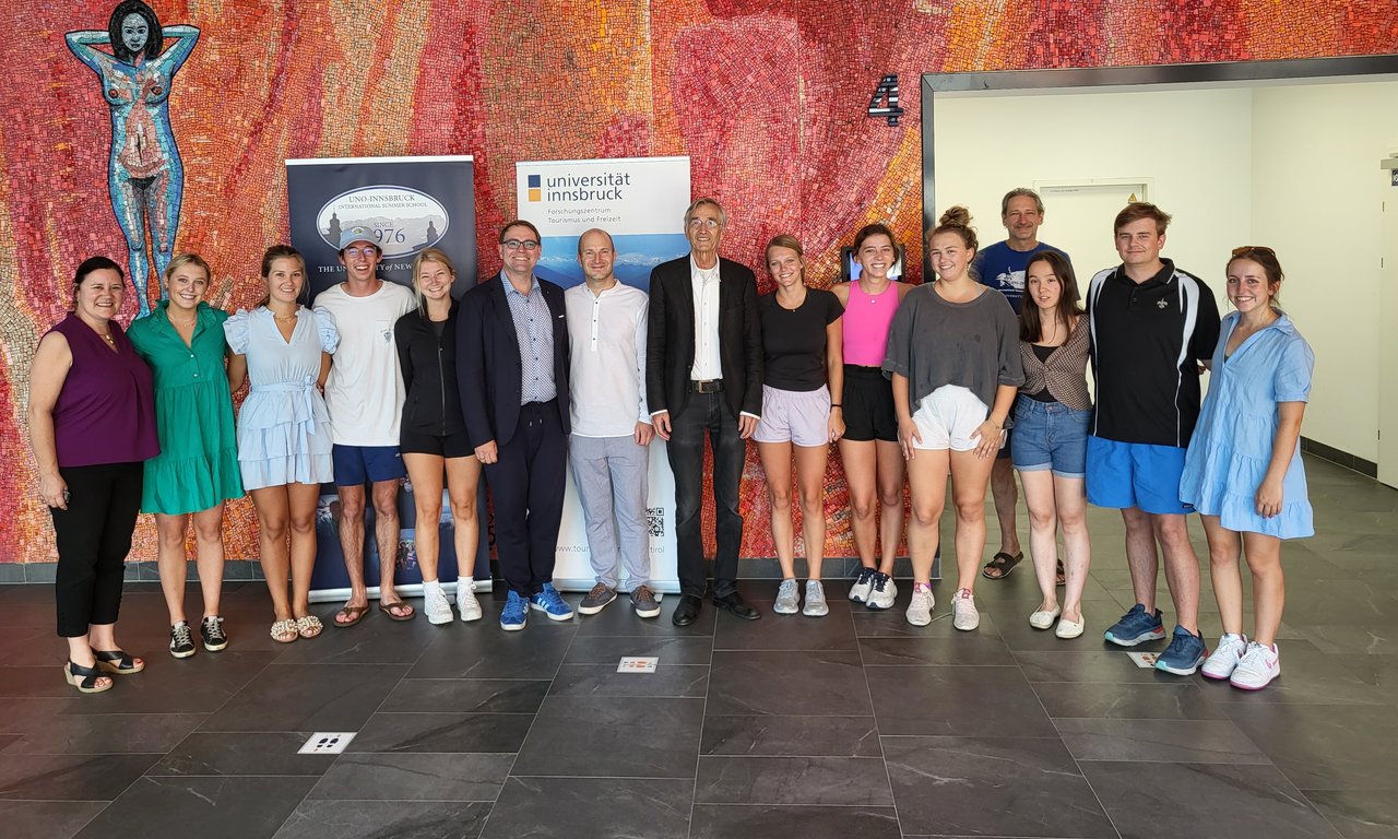 The participants of the UNO Summer School together with Rector Tilmann Märk, LV Director Alexander Plaikner and Simon Kolb from Swarovski.