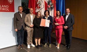 Die Preisträgerinnen mit der neu verliehenen Urkunde.