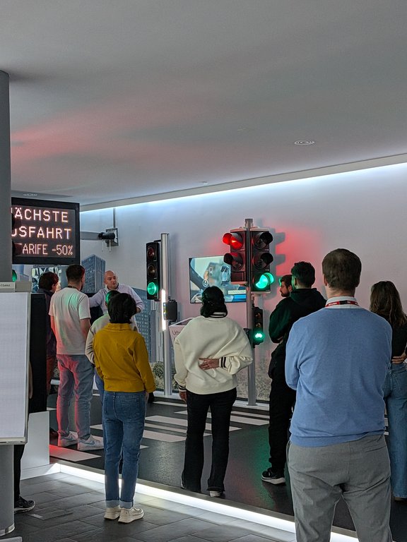 zeigt ein Ampelsystem im Gebäude mit allen Teilnehmer:innen