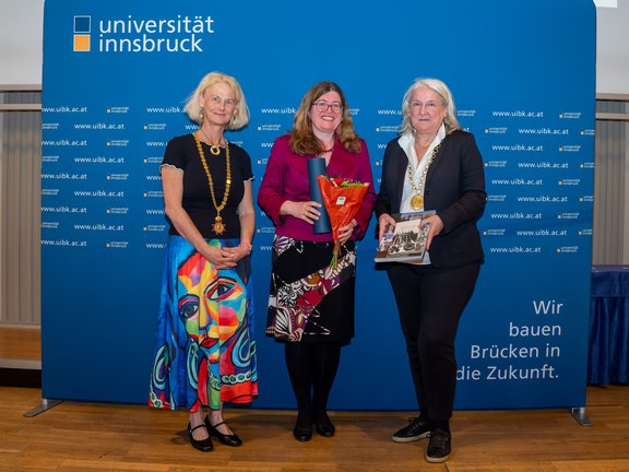 im Bild: Rektorin Veronika Sexl, Astrid Schmidhofer, Laudatorin Vizerektorin Janette Walde