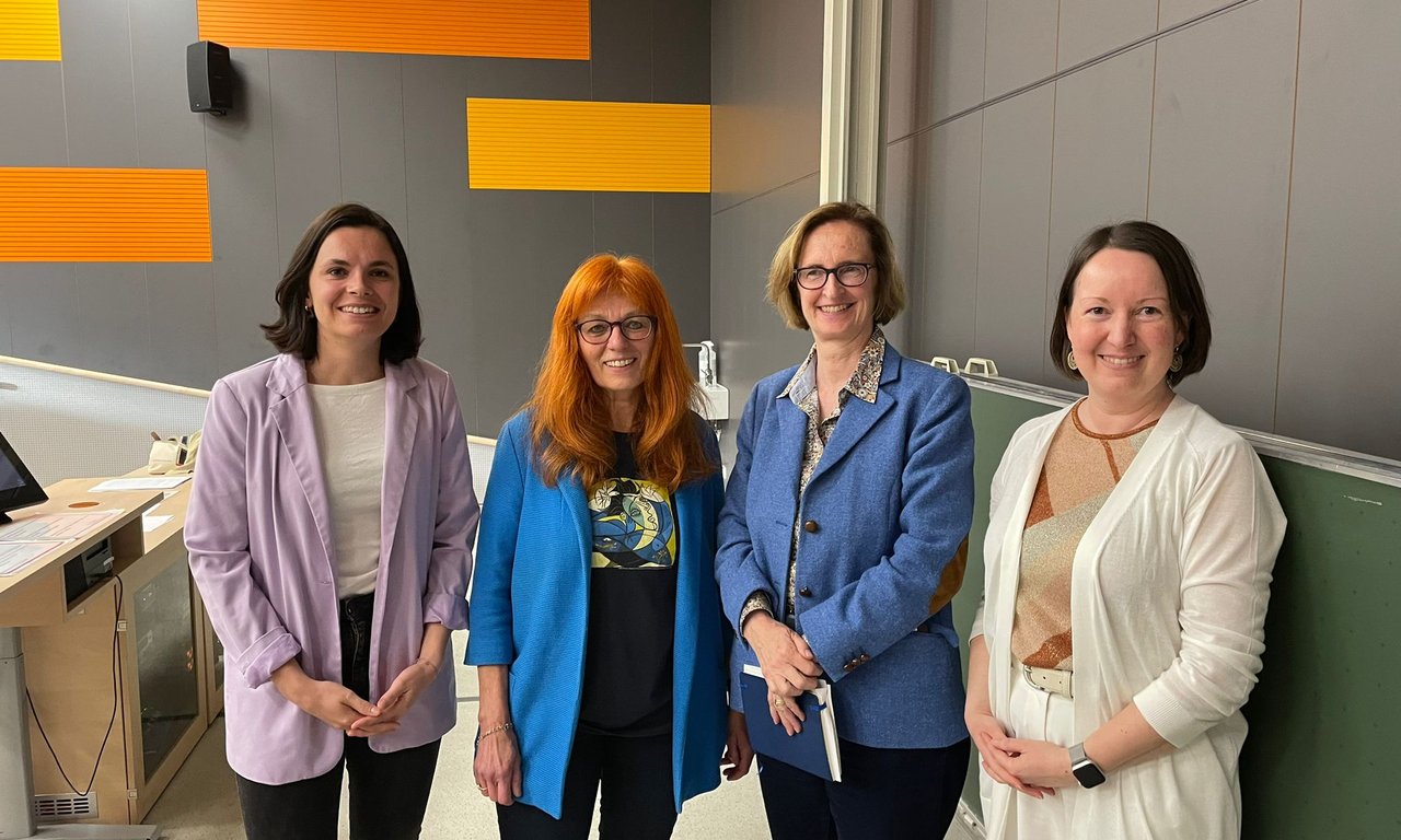 Vier Frauen stehen für ein Gruppenfoto nebeneinander.