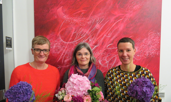 Gruppenbild von links nach rechts alle drei mit Blumen in der Hand Levke Haders, Kordula Schnegg, Gundula Ludwig