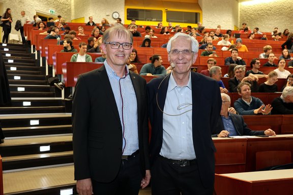 Roland Wester mit Sir David Clary im Hörsaal A