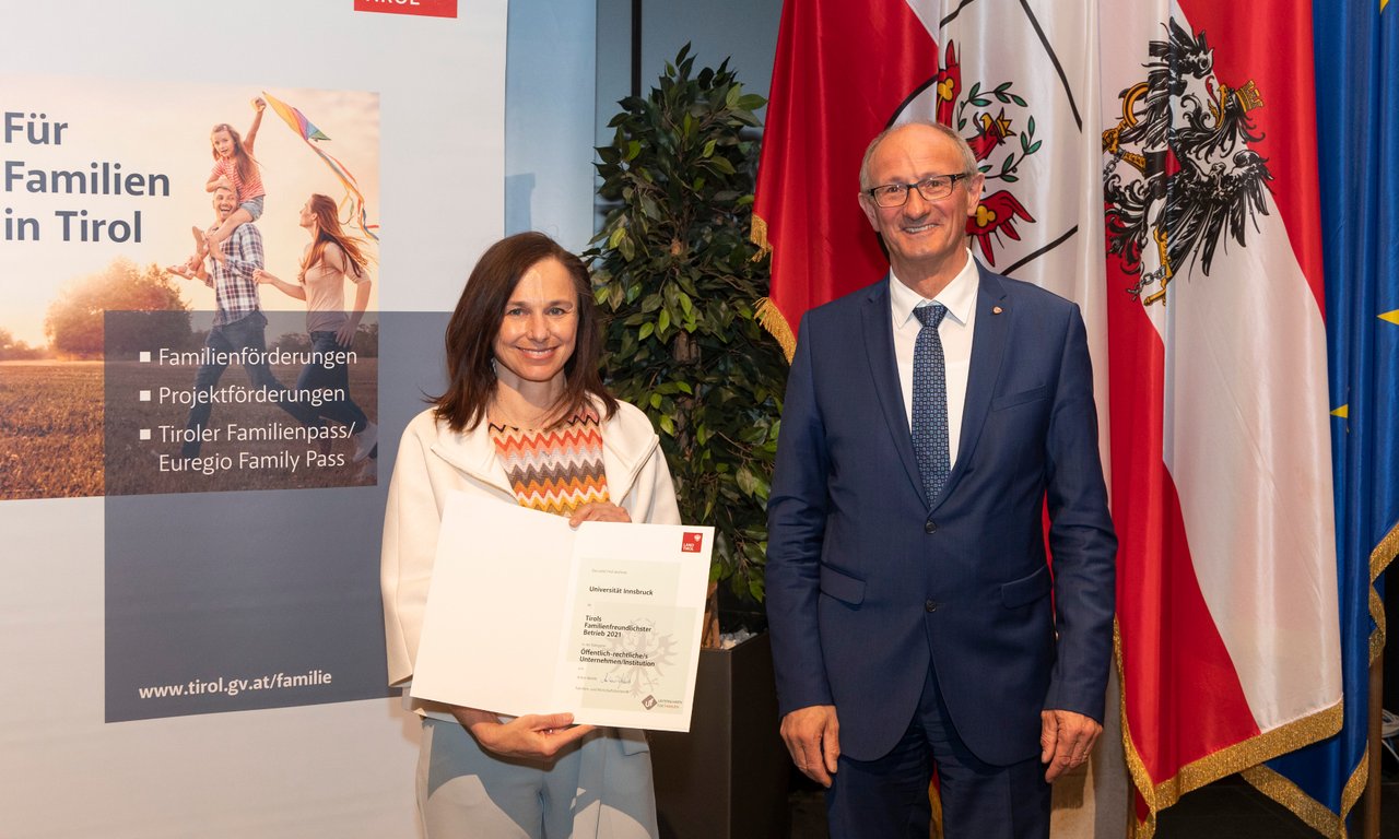 LR Anton Mattle überreichte die Urkunde an Isabella Göschl, Leiterin der Personalentwicklung
