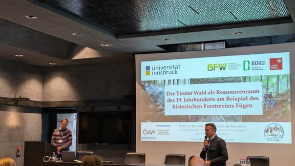 Foto vom Referenten Roman Schrott (Universität Innsbruck) sowie Kurt Scharr (Universität Innsbruck) als Chair der Sektion