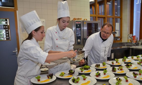 Schülerinnen beim Betriebspraktikum in der Küche