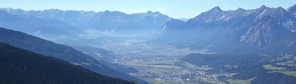 Blick von Osten in das Inntal Richtung Innsbruck, Dunst im Talkessel