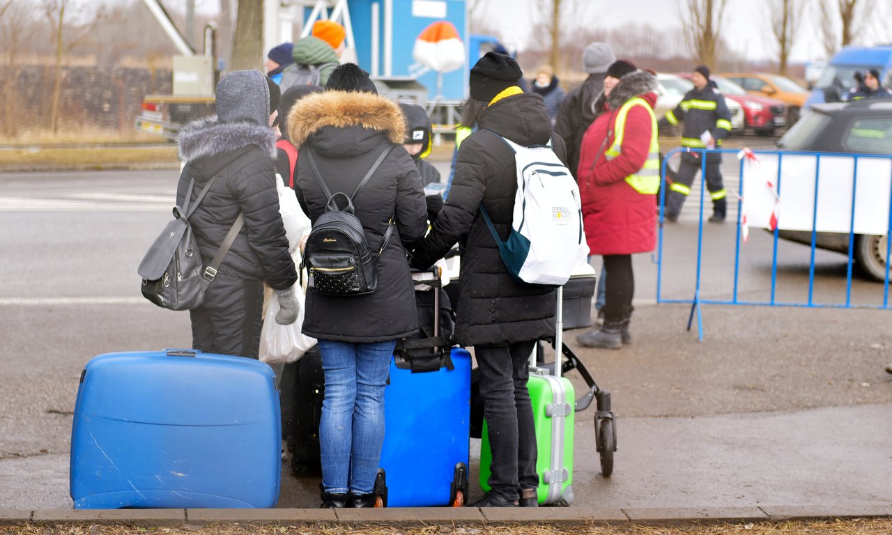 Mehrere Personen mit bunten Koffern