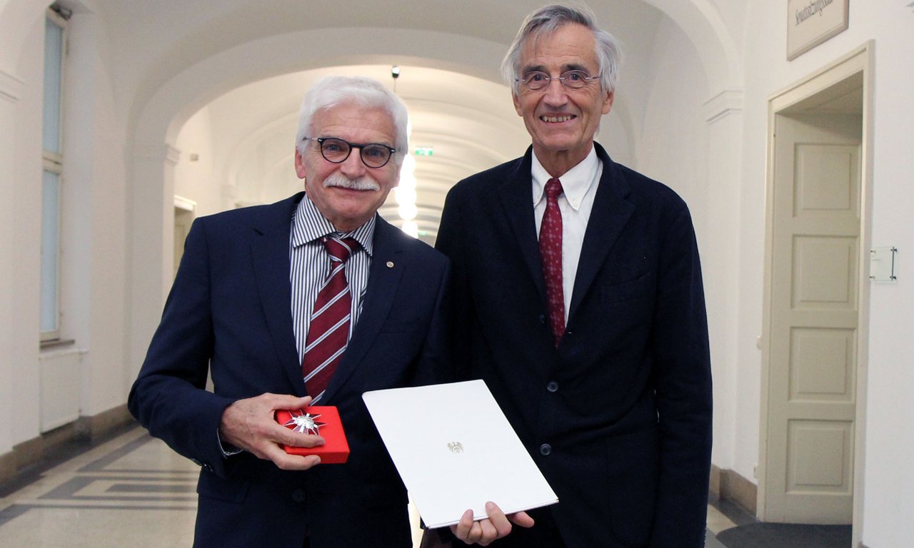 Rudolf Stark mit dem Ehrenzeichen und Rektor Märk.