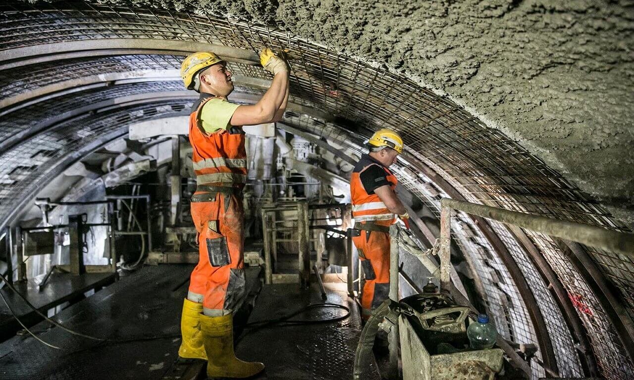 Zu sehen sind Bauarbeiter bei der Arbeit im Brennerbasistunnel.