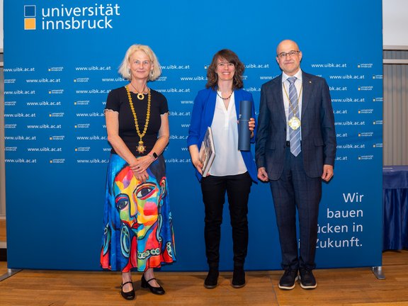 im Bild: Rektorin Veronika Sexl, Anika Frühauf, Laudator Vizerektor Gregor Weihs