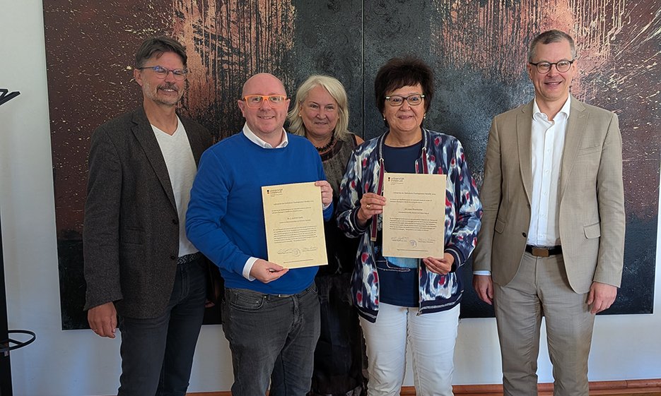 Lehrepreis 2025. Von links nach rechts: Dekan Wilhelm Guggenberger, Andrew Doole, Vizerektorin Janette Walde, Irene Ebenbichler, Studiendekan Liborius Lumma. Bild: Thomas Seissl