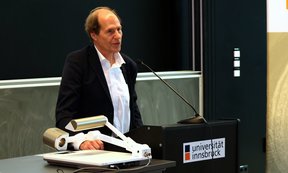 Cass Sunstein am Rednerpult