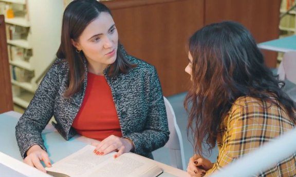 Zwei junge Frauen im Gespräch