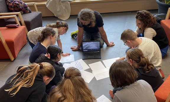 Symbolbild Sitzkreis in einer Schulklasse