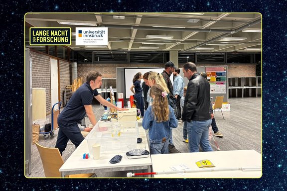 Besucher:innen am Stand Projekt Innklusion für mehr Barrierefreiheit