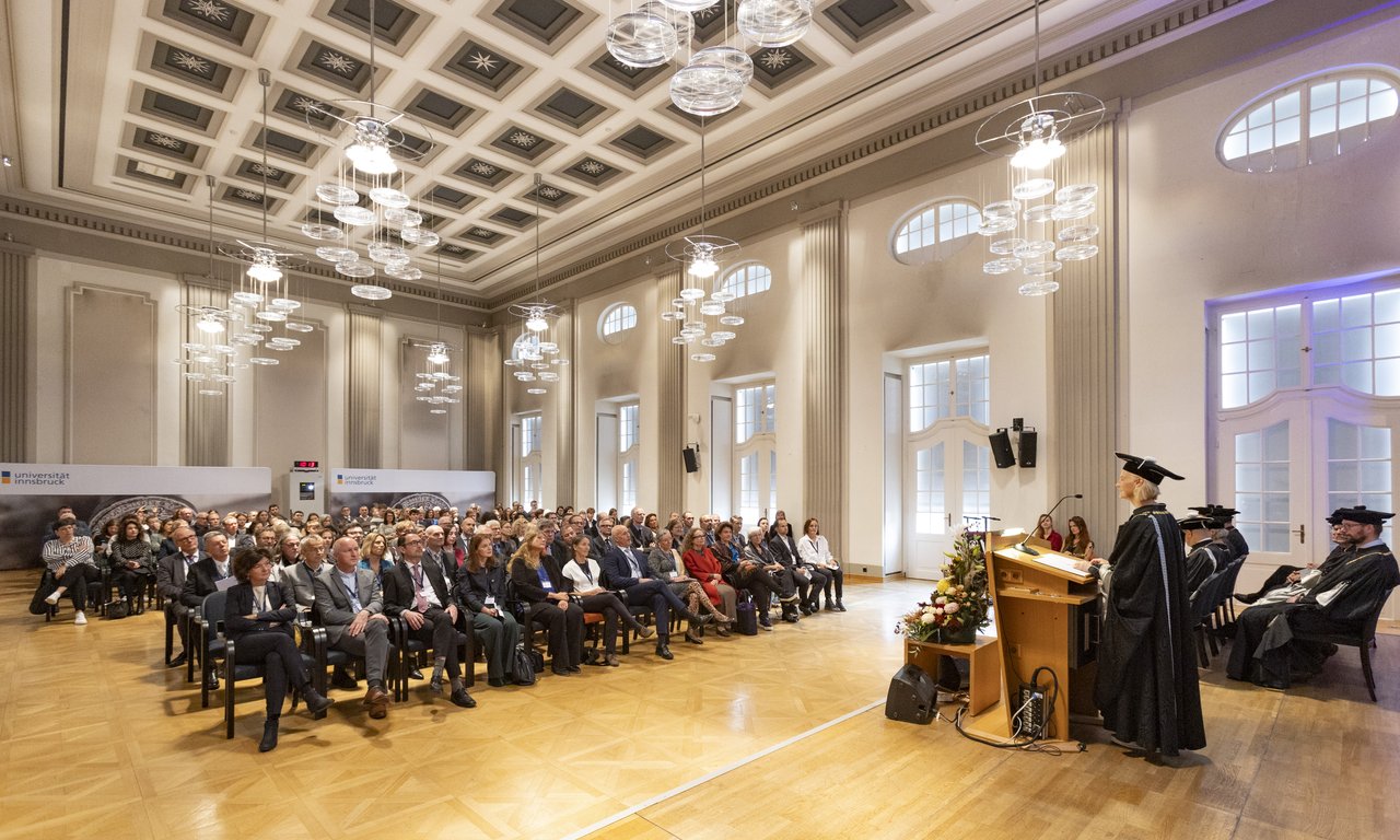 Rektorin Veronika Sexl spricht zu einer vollen Aula