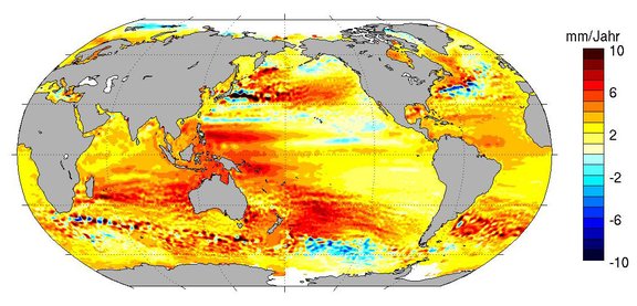 Die Karte zeigt den durchschnittlichen Meeresspiegelanstieg pro Jahr im Zeitraum von 1993 bis 2015 in den verschiedenen Ozeanregionen und macht die regionalen Unterschiede deutlich. Während der Meeresspiegel im westlichen Pazifik (rote Flächen) um fast 7 Millimeter pro Jahr stieg, ist er im Osten (blaue Flächen) sogar leicht abgesunken. Zum Vergleich stieg der Meeresspiegel im globalen Mittel in diesem Zeitraum um 3.0 Millimeter pro Jahr. Grafik: Kristin Richter