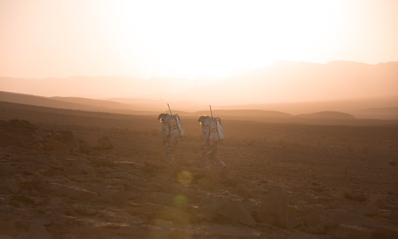 Zwei Analog-Astronaute ährend der Mars Missions-Simulation AMADEE-20 in der Negev Wüste in Israel.n