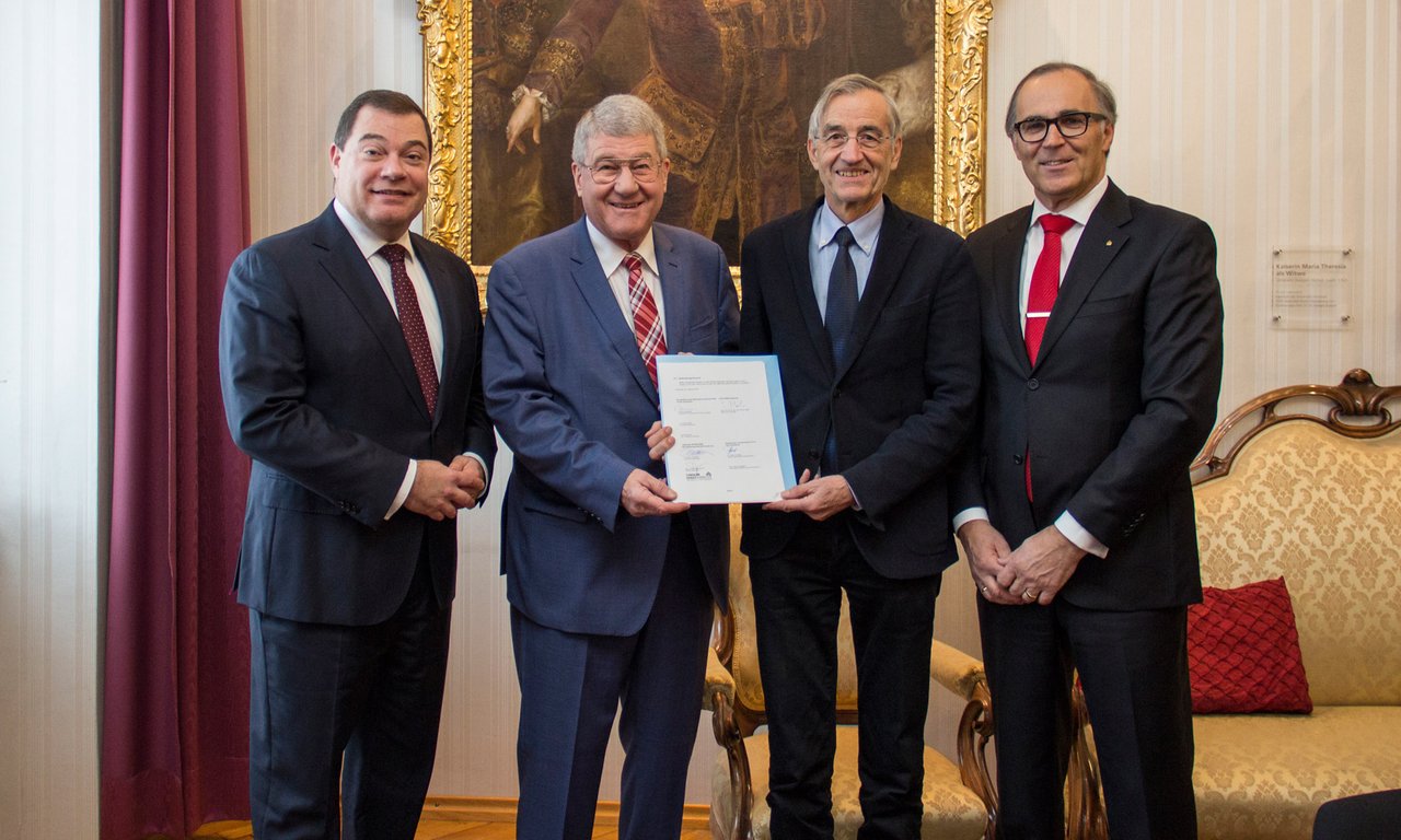 Hans Unterdorfer (Vorstandsvorsitzender Tiroler Sparkasse), Bruno Wallnöfer (Aufsichtsratsvorsitzender der Privatstiftung und Vereinsvorsteher), Tilmann Märk (Rektor der Universität Innsbruck), Walter Hörtnagl (Obmann des Sparkassen-LandesverbandsTir