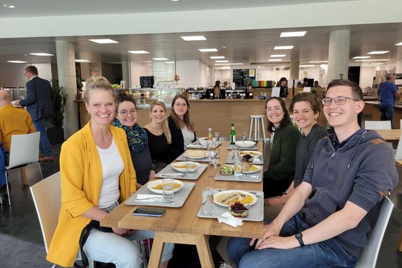 Zu sehen sind die Teilnehmer und Teilnehmerinnen des Workshops beim Mittagessen.
