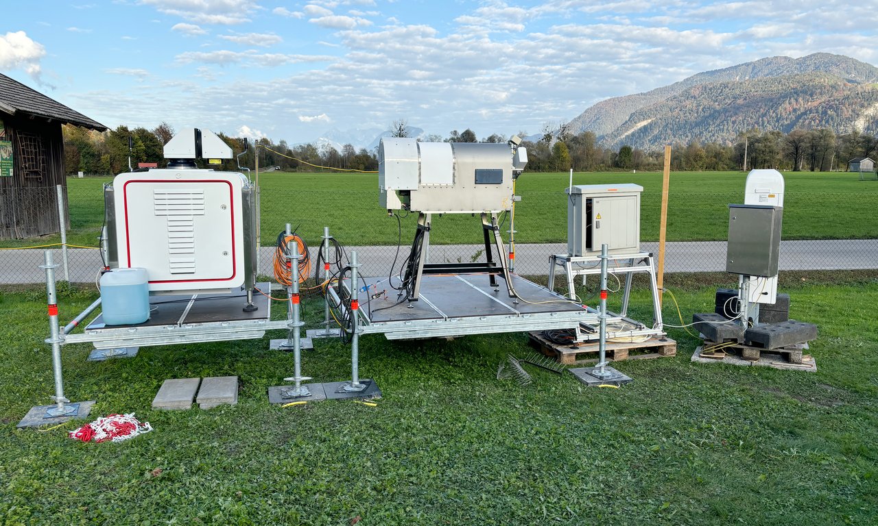 Various measuring instruments can be seen on a grassy area near Radfeld.
