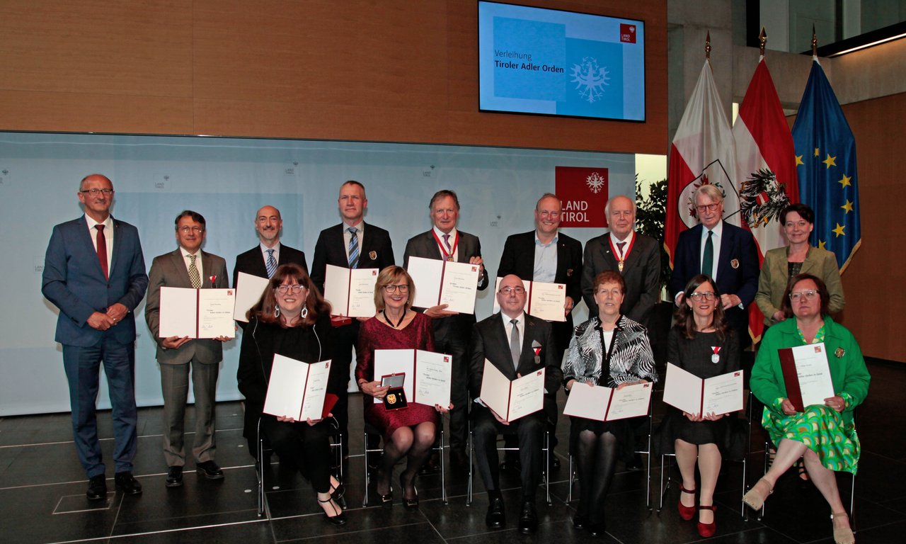 Gruppenfoto aller Preisträger:innen des Tiroler Adler-Ordens 2023.