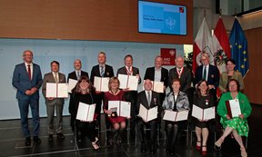 Gruppenfoto aller Preisträger:innen des Tiroler Adler-Ordens 2023.