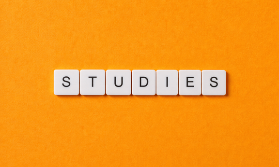 weisse Schrift auf orangem Grund