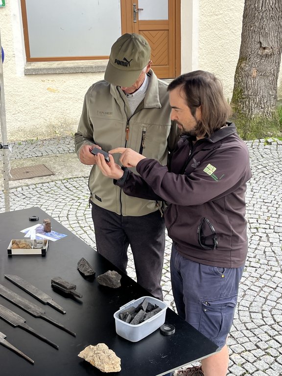 Messestände mit Personen