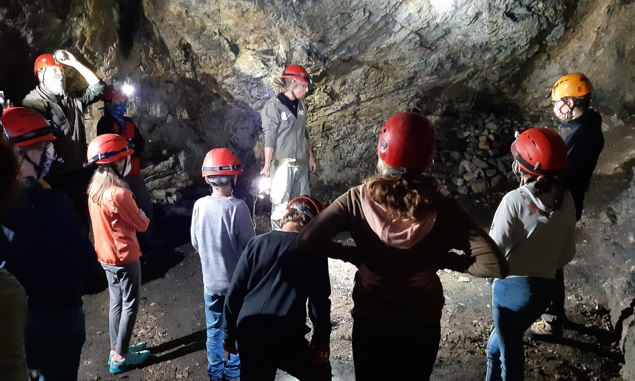 Teilnehmerinnen und Teilnehmer der erdwissenschaftlichen Woche in einem alten Bergbaustollen.