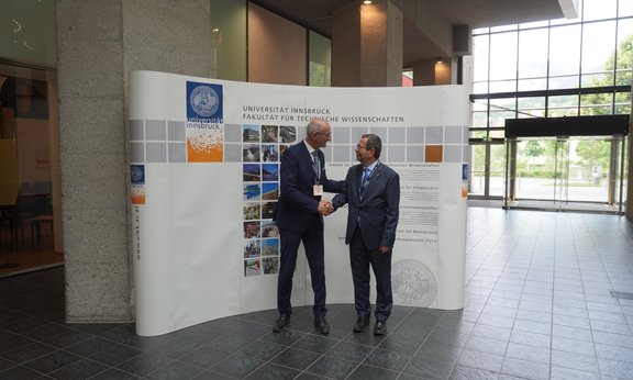 LH Anton Mattle gratuliert Robert Hofmann zum gelungenen 19. Tiroler Geotechniktag Naturgefahren