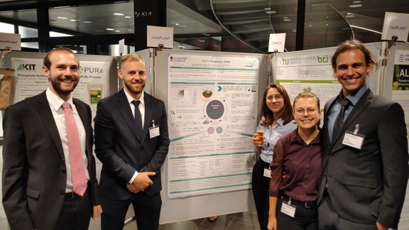 Chem-PLANT-Team 2022 der Universität vor ihrem Poster nach erfolgreicher Vorstellung