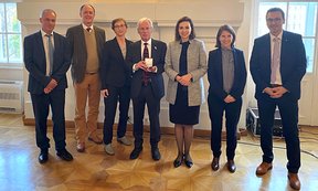Gruppenfoto bei der Verleihung des Ehrenkreuzes für Wissenschaft und Kunst an Arno Pilgram.