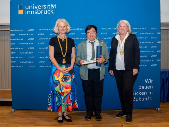 im Bild: Rektorin Veronika Sexl, Joseph Wang-Kathrein, Laudatorin Vizerektorin Janette Walde