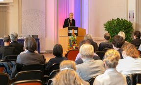 Rektor Tilmann Märk begrüßt neuberufene Professor*innen und Habilitierte