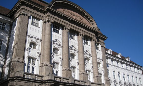 Frontansicht des Universitäts-Hauptgebäudes am Innrain