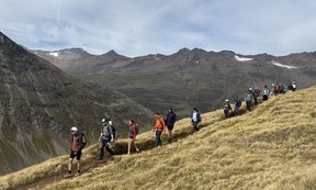 Menschengruppe beim Wandern