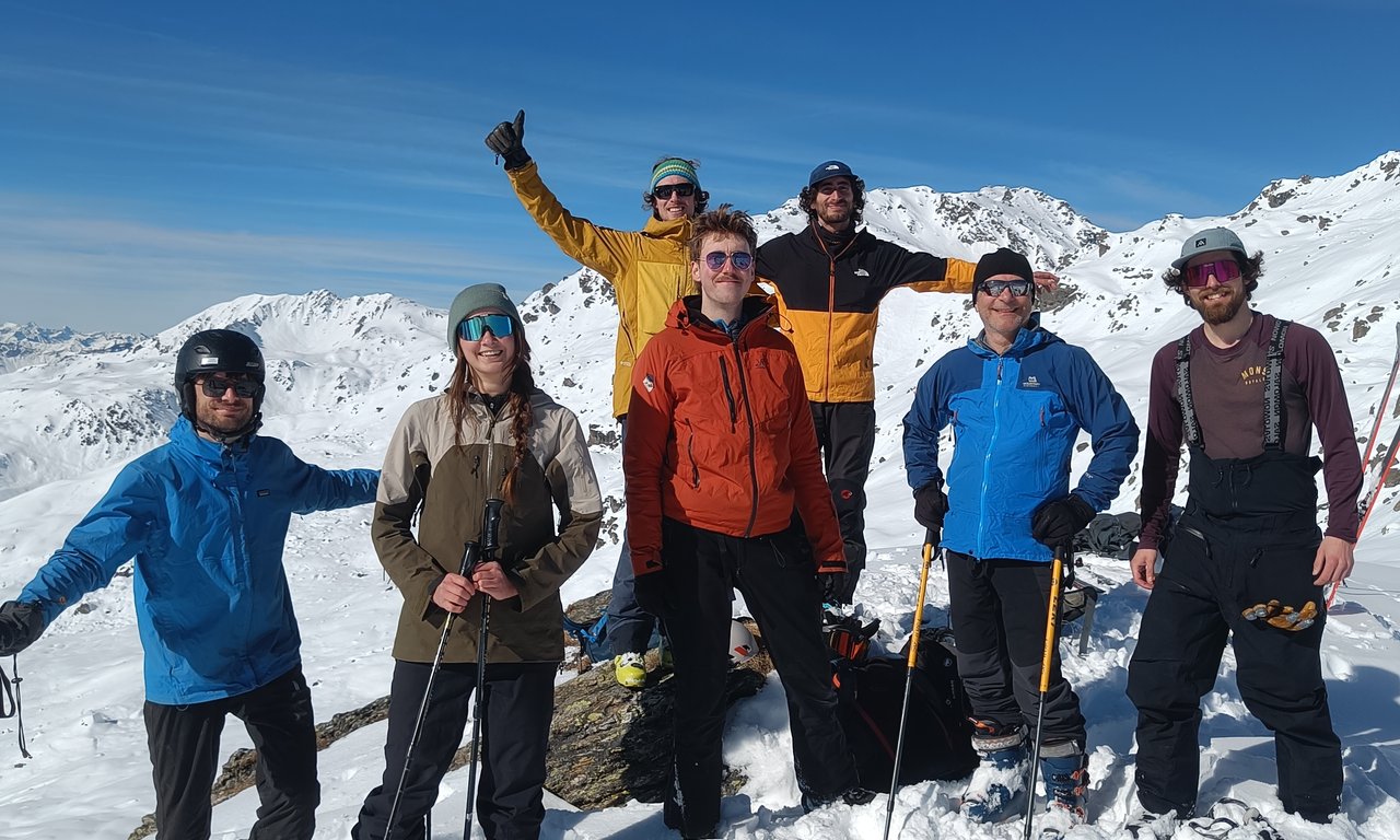 Auf dem Bild zu sehen sind Institutsmitglieder der Geologie bei ihrer Skitour.