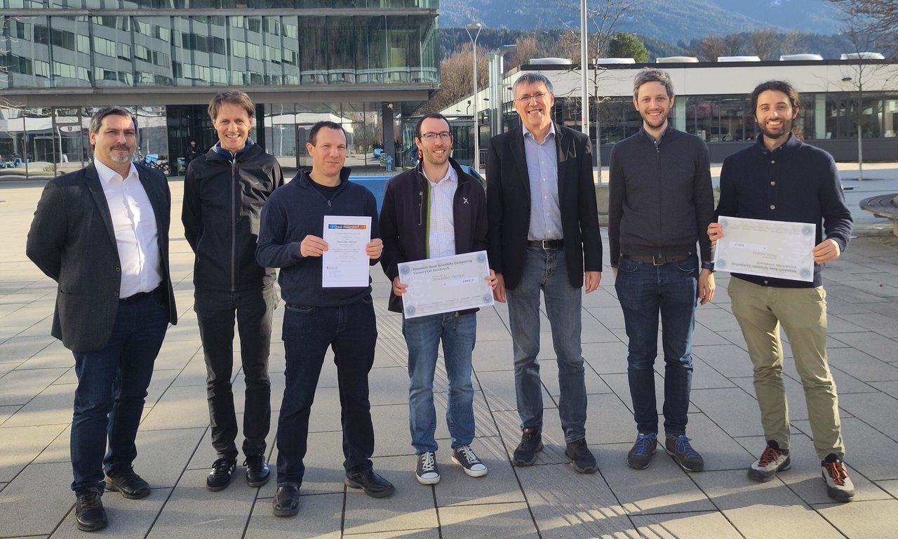 Personen halten ein Zeugnis in der Hand