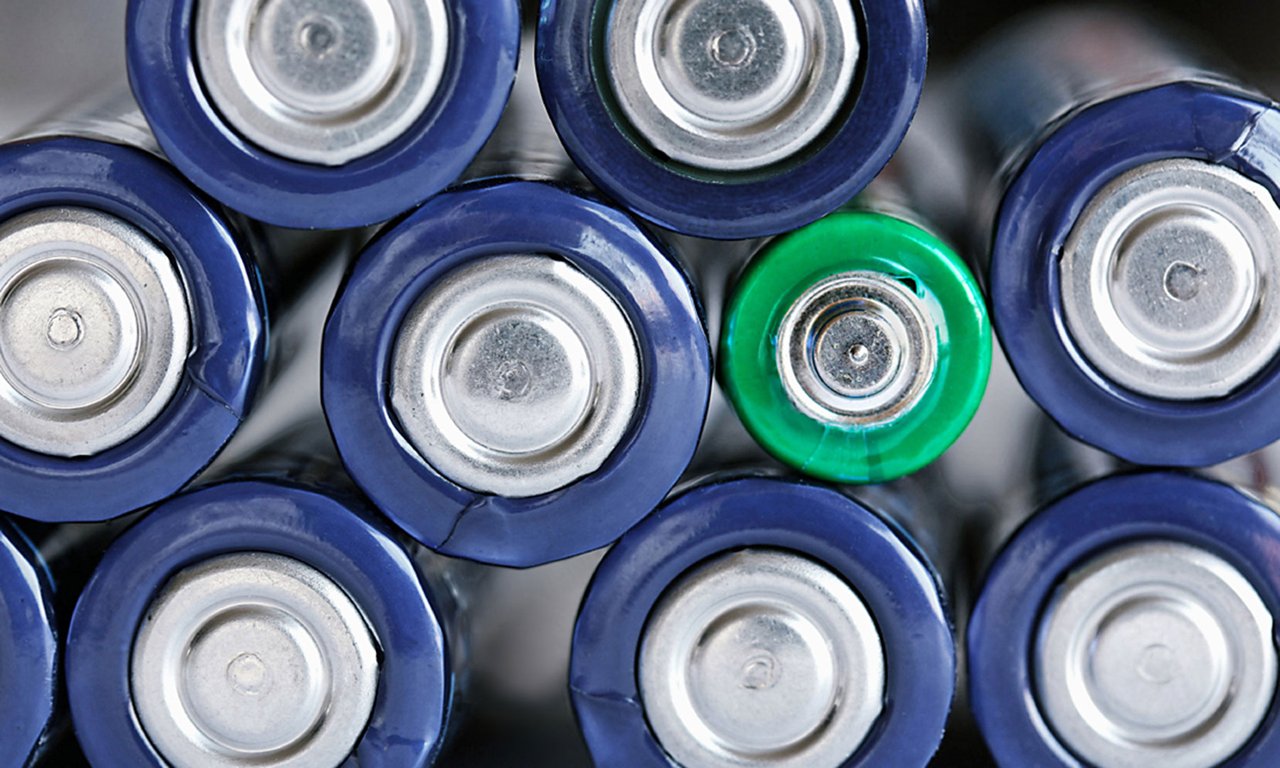 Stapel blaue Batterien mit einer grünen