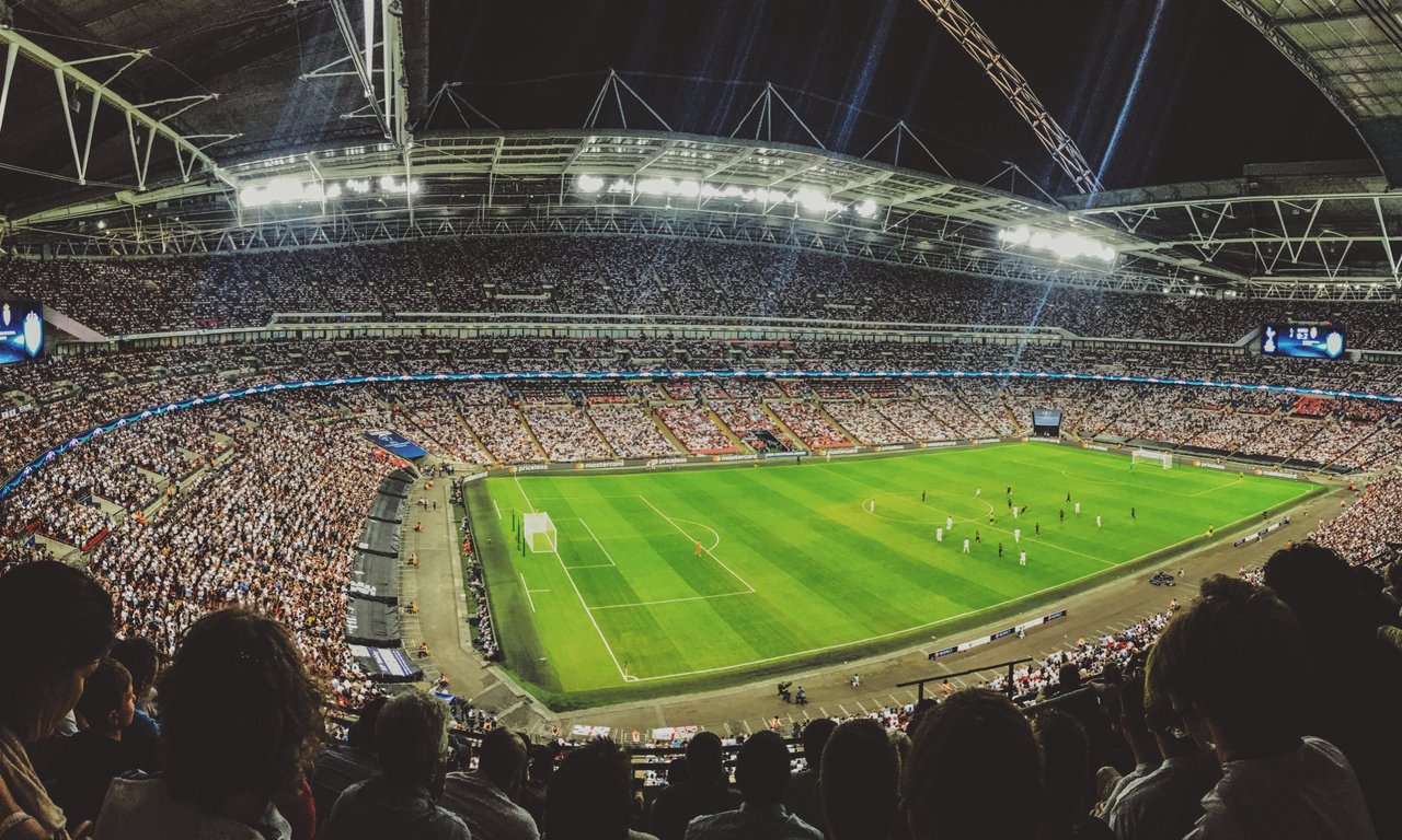Blick von ganz oben in ein volles Fußballstadion.