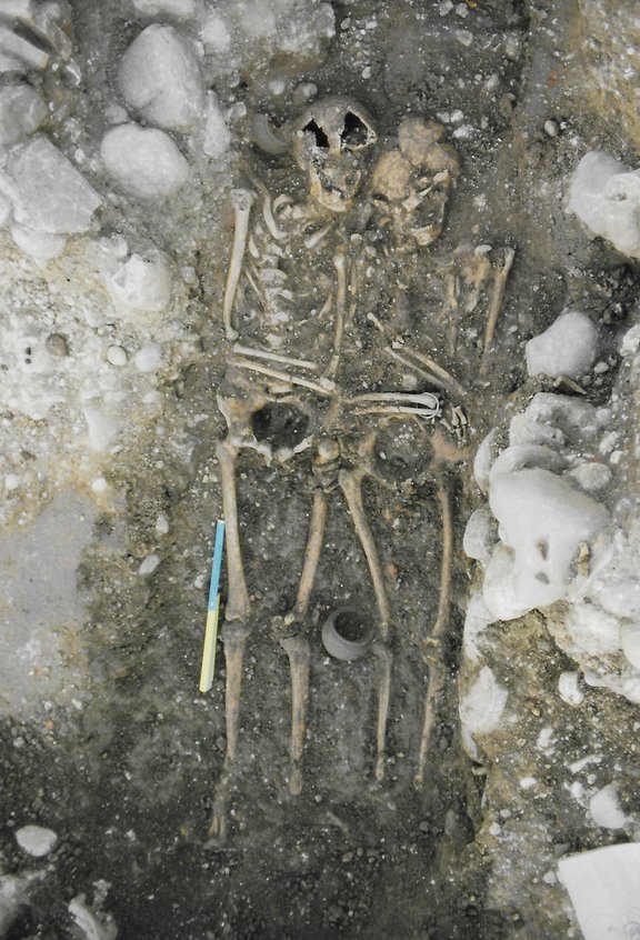 Abb. _ Grabungsfoto der Doppelbestattung