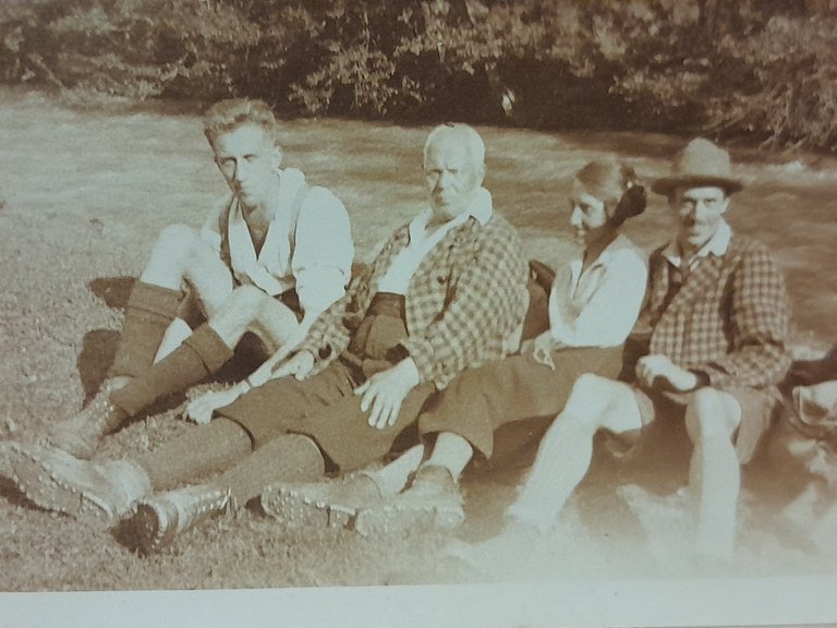 Foto über die Wanderung auf den Gschnitzer Tribulaun. Es zeigt Heinz Frühwirth (hier mit Hut und kurzer Hose)gemeinsam mit Familien und Freunden