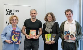 Übergabe Buchspende Caritas