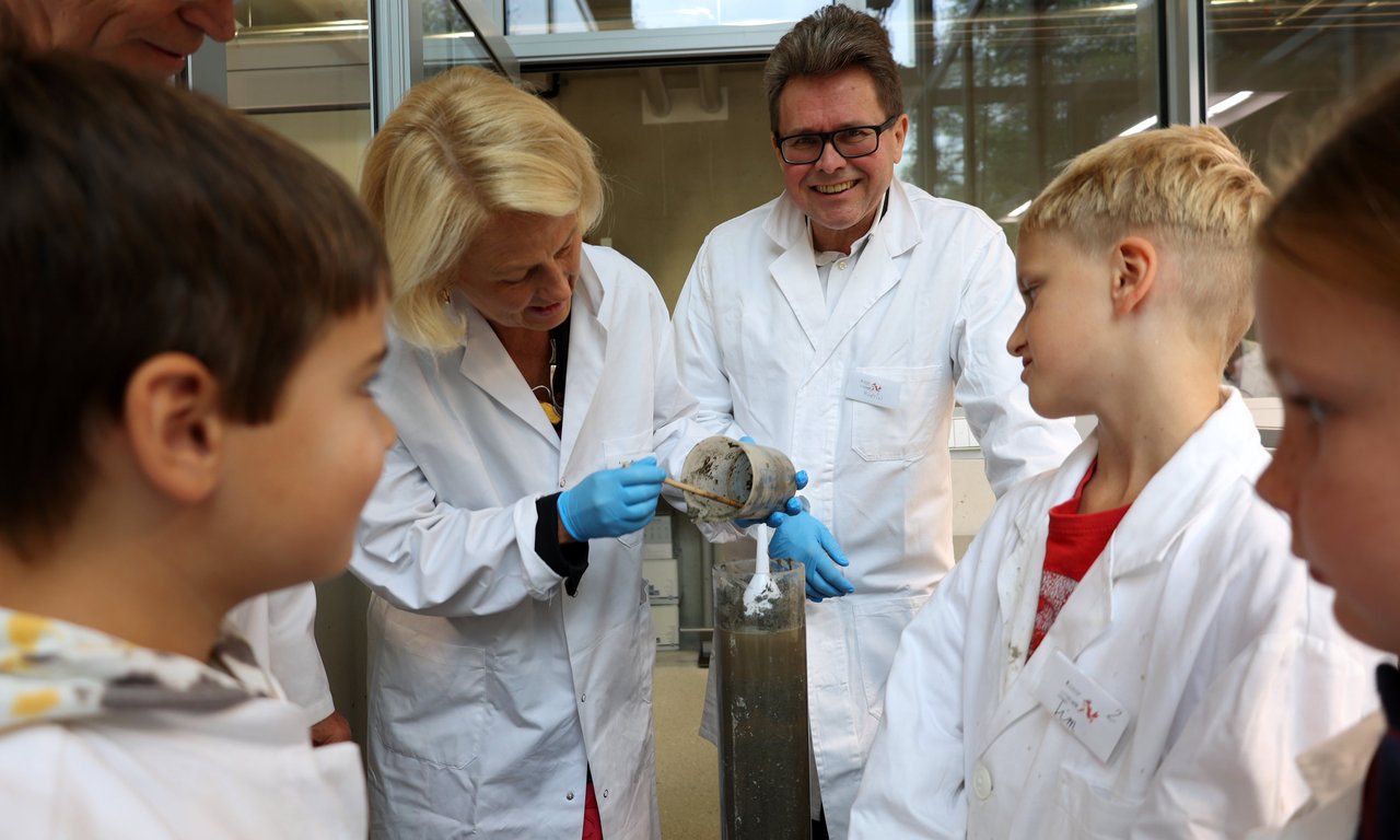 Zwei erwachsene Personen mit drei Kindern
