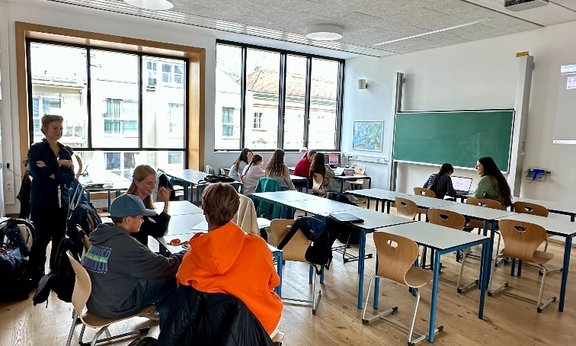 Eva M. Hirzinger-Unterrainer mit Schüler:innen der Sillgasse