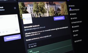 Blick auf einen Computerscreen mit dem Account der Uni Innsbruck auf Mastodon
