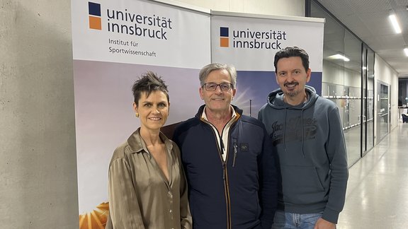 Gruppenfoto mit den drei Personen laut Bildunterschrift.